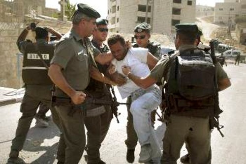 Η τρέλα του Τείχους: Σύλληψη Παλαιστινίου που αντιστάθηκε στην κατεδάφιση του σπιτιού του, το βλέμμα των εφήβων στην άλλη πλευρά, το πέρασμα του μωρού, τα συρματοπλέγματα...