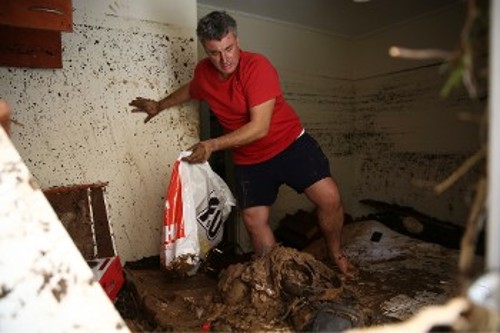 Υπερπροσπάθεια για να σώσουν ό,τι απέμεινε...