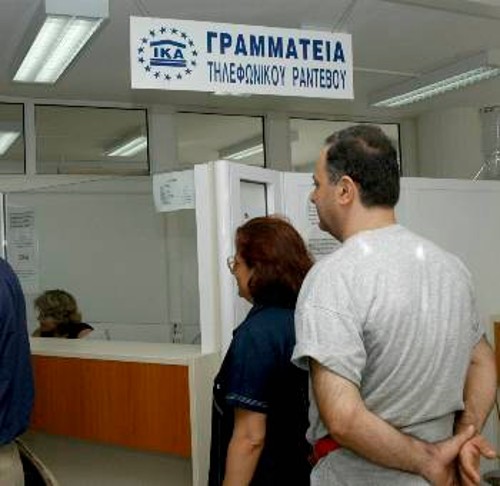 Η υπηρεσία των τηλεφωνικών ραντεβού έγινε για να αντιμετωπιστούν οι ουρές, αλλά και πάλι κάποιοι βρίσκονται στην αναμονή....