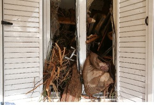 Κλαδιά και κορμοί έμπαιναν από τα παράθυρα