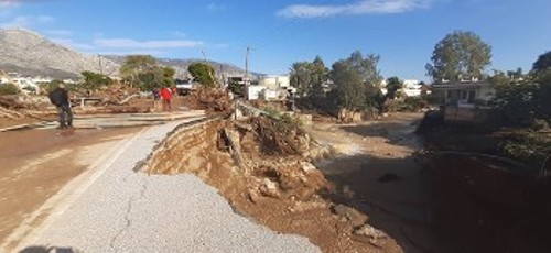 Το ρέμα της Πίκας υπερχείλισε, διέλυσε το δρόμο και «έπνιξε» δεκάδες σπίτια...