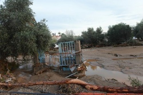 Η είσοδος ενός σπιτιού «ταξίδεψε» με τα ορμητικά νερά...