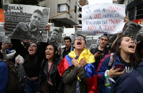Χιλιάδες νέοι διαμαρτυρήθηκαν για τη δολοφονία του Ντίλαν στη διάρκεια της απεργίας
