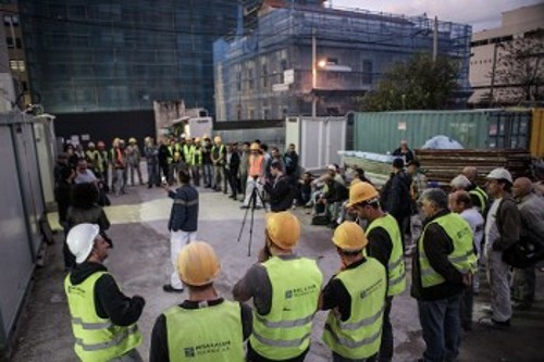 Από την περιοδεία των Γάλλων συνδικαλιστών με το Συνδικάτο Οικοδόμων Αθήνας στο εργοτάξιο της πρώην «Παπαστράτος»