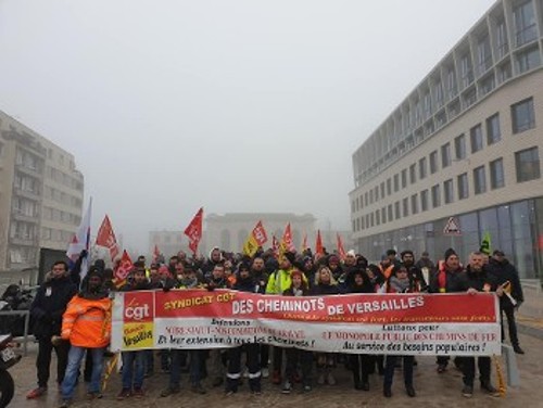 Απεργοί σιδηροδρομικοί σε προάστιο του Παρισιού διαδήλωσαν συγκροτημένα μέσα στην παγωνιά