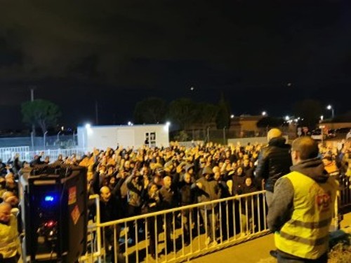 Συνέλευση εργαζομένων σε πετροχημική μονάδα (ξημερώματα 5ης Δεκέμβρη), οι οποίοι αποφάσισαν συνέχιση της απεργίας