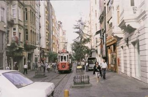 Το τραμ που καταλήγει στη γνωστή πλατεία Ταξίμ