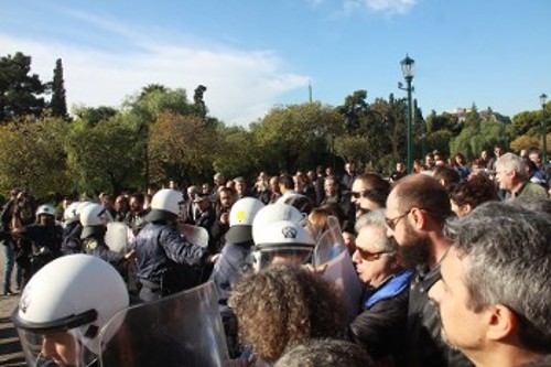 Η αποφασιστικότητα και το πείσμα των εργαζομένων έσπασαν τον κλοιό της αστυνομίας