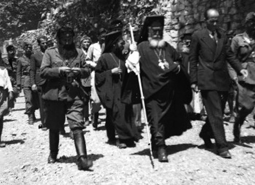 Ο Αρης Βελουχιώτης μαζί με τον μητροπολίτη Ηλείας Αντώνιο και άλλα στρατιωτικά και πολιτικά στελέχη του ΕΑΜ κατά την επίσκεψή του στη Μεσσηνία