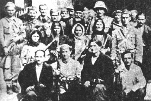 ΕΛΑΣίτες από το χωριό Βάγκου Αρκαδίας στην Τρίπολη τις μέρες της Απελευθέρωσης. Διακρίνεται με την κάσκα ο Δ. Γιαννακούρας (Πέρδικας)