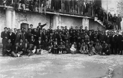 Αξιωματικοί και μαχητές του 8ου Συντάγματος Λακωνίας, στις φυλακές Σπάρτης μετά την Απελευθέρωση