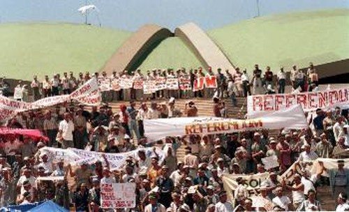 Διαδηλωτές υπέρ του δημοψηφίσματος στο Ατσέι