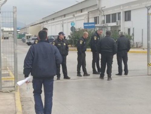 Ενα σωρό σεκιουριτάδες επιστράτευσε η εργοδοσία της «ΑΒ Βασιλόπουλος» στη Μάνδρα, προσπαθώντας να εμποδίσει τη συμμετοχή των εργαζομένων στις αρχαιρεσίες του Σωματείου