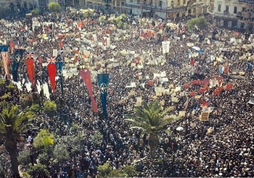 Σπάνια αυθεντική έγχρωμη φωτογραφία (δεν επιχρωματίστηκε αργότερα) από τις μέρες της Απελευθέρωσης στο Σύνταγμα