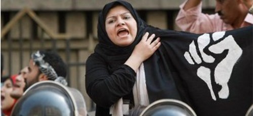 Διαδηλώνοντας με τα σύμβολα του «Otpor!» στην Αίγυπτο, το 2007