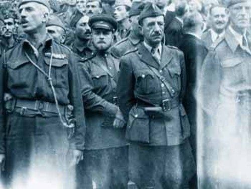 Ο στρατηγός του ΕΛΑΣ Στέφανος Σαράφης, πρώτος από δεξιά, αμέσως μετά την απελευθέρωση, 1944