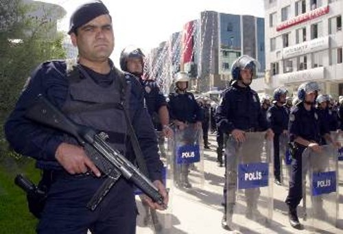 Αστυνομικοί έτοιμοι να «υποδεχτούν» τους διαδηλωτές που καταγγέλλουν τη συμμετοχή στην κατοχή