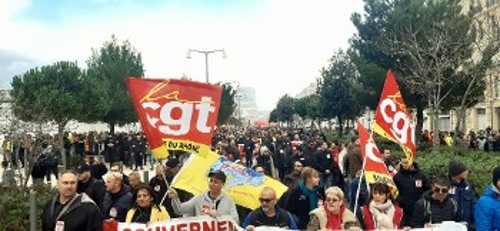 Από την προχτεσινή απεργιακή πορεία στη Μασσαλία, στο λιμάνι