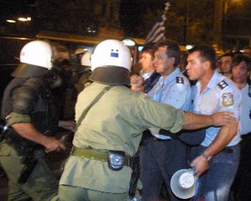 Πάνοπλοι κρανοφόροι αστυνομικοί εναντίον άοπλων συναδέλφων τους αστυνομικών, λιμενικών, πυροσβεστών... Η «δημοκρατία» του ΠΑΣΟΚ σ' όλο της το μεγαλείο...
