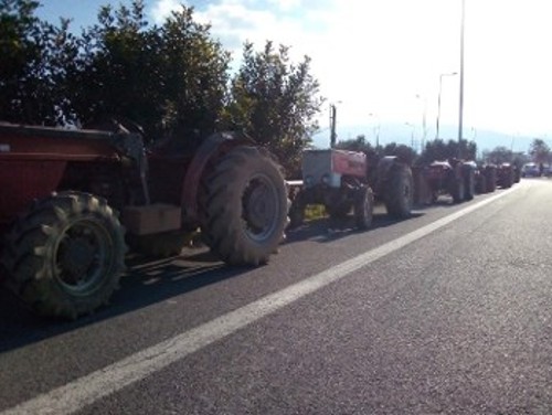 Τρακτέρ και αγροτικά μηχανήματα συγκεντρώθηκαν ήδη στον κόμβο Πραιτωρίων στο Ηράκλειο