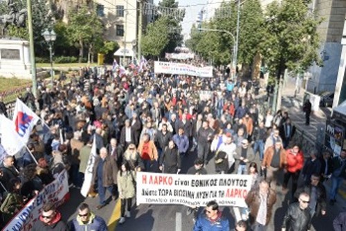 Με παρατεταμένα χειροκροτήματα και συνθήματα, οι προσυγκεντρώσεις υποδέχονταν τους εργάτες της ΛΑΡΚΟ και ενώνονταν μαζί τους (φωτ. από την Παλιά Βουλή)