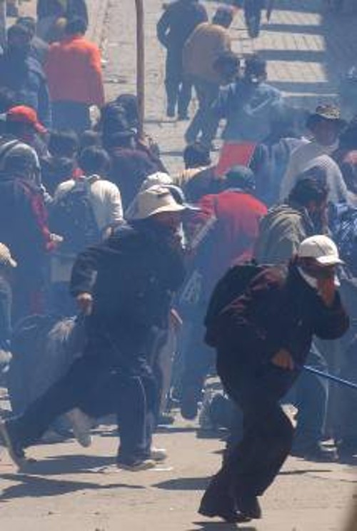 Οι διαδηλωτές δέχονται την «περιποίηση» των χημικών από το στρατό