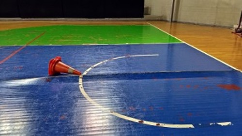 Σε άθλια κατάσταση βρίσκεται το κλειστό του Μετς, όπως μαρτυρά η εικόνα του παρκέ