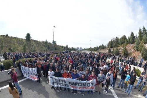Με νέα απεργία στις 18/2 συνεχίζουν τον αγώνα οι εργαζόμενοι της ΛΑΡΚΟ (φωτ. από το προχτεσινό αποκλεισμό της Εθνικής Οδού στο Μαρτίνο)