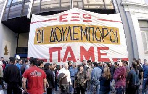 Μαζί με τις ξεχαρβαλωμένες εργασιακές σχέσεις, ο Γ. Παπανδρέου υπερασπίστηκε και τους κάθε είδους δουλέμπορους που κερδοσκοπούν εκμεταλλευόμενοι την ανάγκη χιλιάδων ανέργων για το μεροκάματο