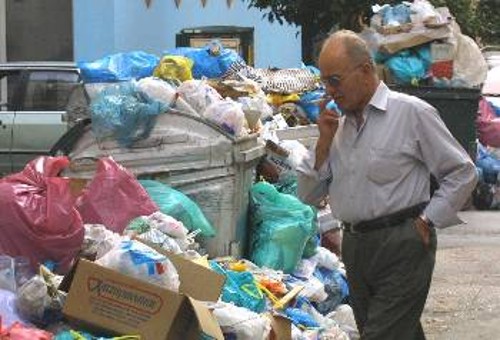 Παρά τις συνεχείς αυξήσεις στα τέλη καθαριότητας και φωτισμού, οι εργαζόμενοι -ιδιαίτερα στις φτωχογειτονιές - ζουν ακόμη «παρέα» με τα σκουπίδια...