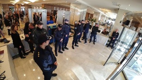 Αστυνομική φρουρά και ειδικά μηχανήματα ελέγχου στην είσοδο του ξενοδοχείου