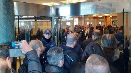 Με «face control» από την αστυνομία και τους εργατοπατέρες έγινε η είσοδος και των δημοσιογράφων στο ξενοδοχείο