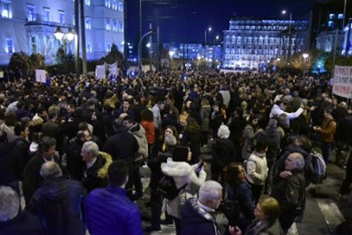 Από τη χτεσινοβραδινή συγκέντρωση των συλλόγων των νησιωτών από Λέσβο, Σάμο και Χίο έξω από τη Βουλή