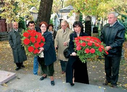 Η αντιπροσωπεία της ΚΕ του ΚΚΕ ενώ καταθέτει στεφάνι στο μνημείο του Κλέμεν Γκόντβαλντ