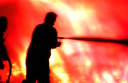 Αντιμέτωποι με τις φλόγες βρίσκονται κάθε καλοκαίρι οι πυροσβέστες όπως και με την απαξίωση της Υπηρεσίας από τις κυβερνήσεις του ΠΑΣΟΚ και της ΝΔ