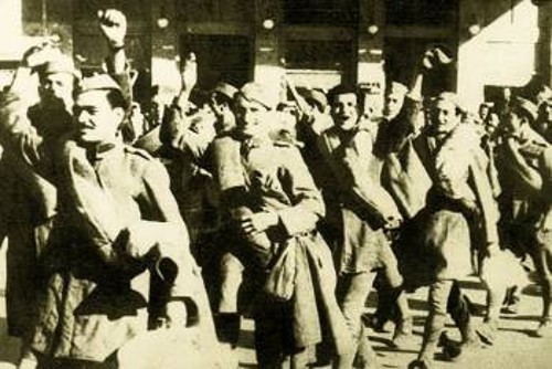 Οι Ελληνες φαντάροι ξεκινούν για το μέτωπο