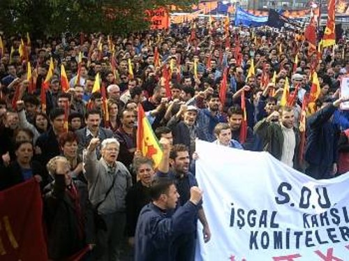 Χιλιάδες Τούρκοι συμμετείχαν στη μαχητική διαδήλωση στην Αγκυρα την Κυριακή, 26η Οκτωβρίου 2003, εναντίον της αμερικανικής κατοχής του Ιράκ και της ενδεχόμενης τουρκικής συμμετοχής σε αυτήν