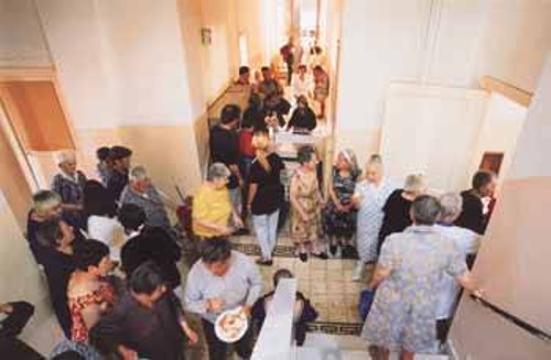 Συσσίτιο σε ένα διάδρομο, καθώς δεν επαρκεί πια ούτε η τραπεζαρία
