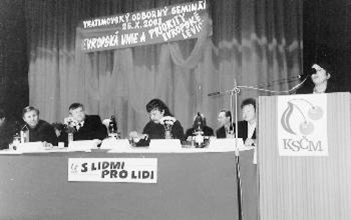 Η ΓΓ της ΚΕ του ΚΚΕ στο βήμα της εκδήλωσης του ΚΚ Τσεχίας, όπου το κεντρικό σύνθημα ήταν: «Με τους ανθρώπους, για τους ανθρώπους»