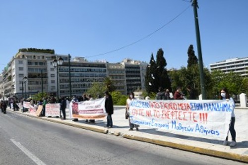 Η παράσταση διαμαρτυρίας στην Αθήνα, στο Σύνταγμα