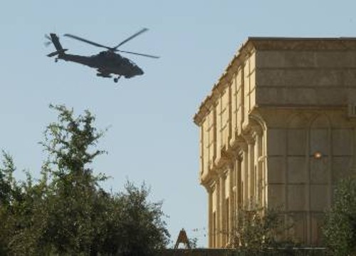 Ελικόπτερο των κατοχικών δυνάμεων περιπολεί πάνω από το Τικρίτ