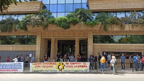 Από τη χτεσινή νέα κινητοποίηση έξω από το ξενοδοχείο