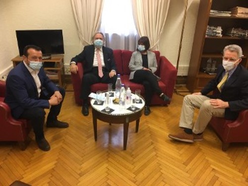 Από τη χτεσινή συνάντηση του Αμερικανού πρέσβη με τους «παλιόφιλους», πρώην υπουργούς του ΣΥΡΙΖΑ