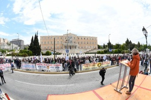 Από τη συγκέντρωση στο Σύνταγμα