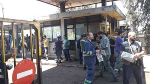 Από τις εξορμήσεις για την εκδήλωση στην πύλη του εργοστασίου...