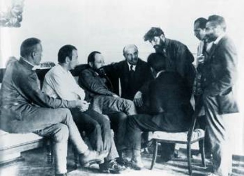 Κρεμλίνο 1920: Ο Λένιν συζητά με αντιπροσώπους του 2ου Συνεδρίου της Διεθνούς