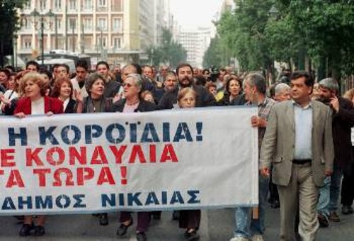 Οι αγώνες που δίνει η δημοτική αρχή της Νίκαιας στο πλευρό των εργαζομένων και του λαού της περιοχής είναι καρφί στο μάτι της κυβέρνησης και των μηχανισμών της