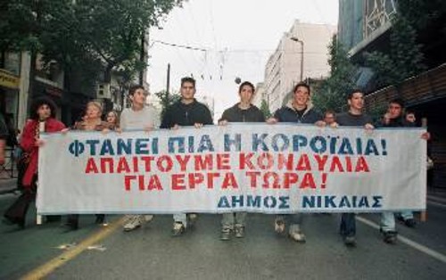 Στιγμιότυπο από πορεία διαμαρτυρίας των κατοίκων προς το υπουργείο Εσωτερικών το Νοέμβρη του 2003