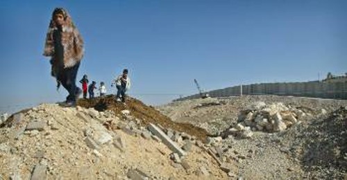 Παιδιά της Παλαιστίνης περπατούν κατά μήκος του «τείχους»