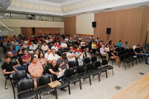 Στιγμιότυπο από την πανελλαδική σύσκεψη. Στο βήμα ο Θ. Καλαμπαλίκης